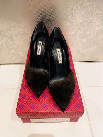 DIANA 퍼 스웨이드 펌프스