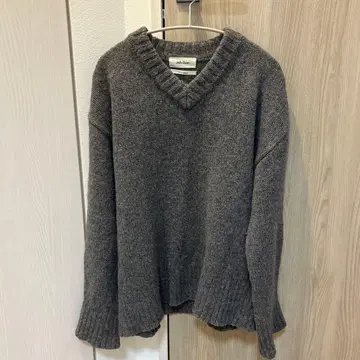 미라 오웬 V넥 램스울 풀오버 니트 그레이