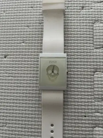 PEACHSALON 화이트 스컬 디자인 손목시계(쿼츠)