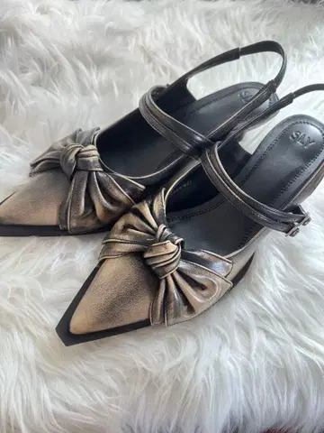 [ 나카마치 아야 씨 착용 아이템 ] SLY 메탈릭 골드 리본 샌들