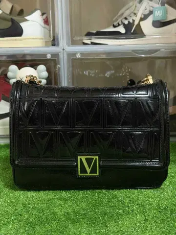 VS 블랙 숄더백 엠보싱 가공