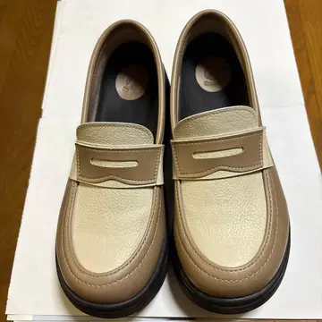 베이지 가죽 로퍼