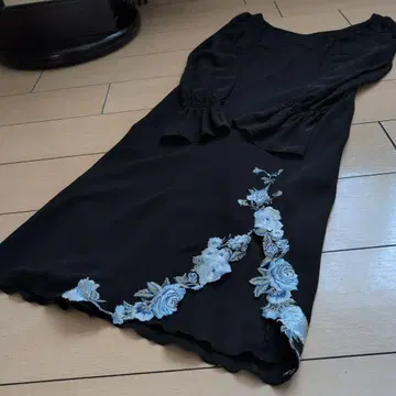 블랙 긴팔 원피스 파랑 장미 자수