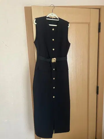 가격 인하 ZARA 슬리브리스 무릎 기장 원피스 블랙