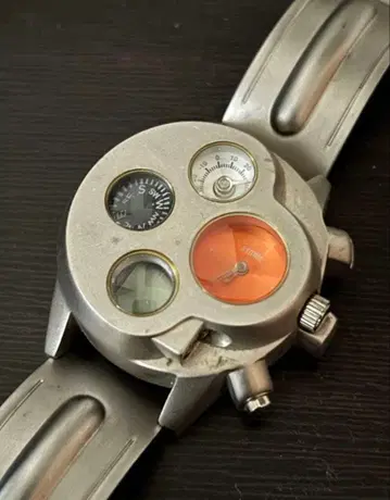 다기능 실버 시계 storm