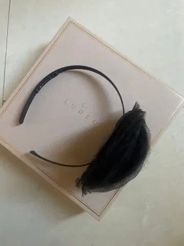 LUDLOW 블랙 플라워 헤어밴드