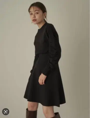 Lily Brown 개더 슬리브 니트 원피스