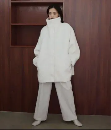 hellam 샤기 스탠드 카라 코트 화이트