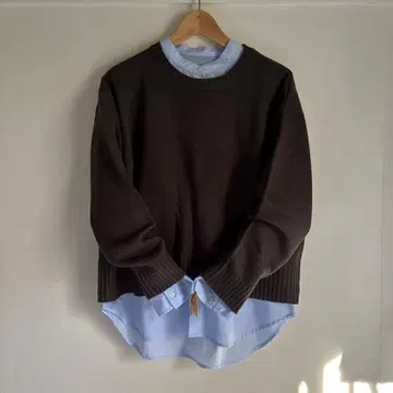 다크 브라운 니트와 레이어드 블루 셔츠가 포함된 UNITED ARROWS