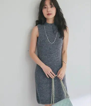 하이넥 슬리브리스 미니 원피스