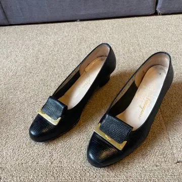 블랙 가죽 로퍼 펌프스 골드 금장 장식