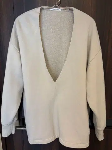 Whim Gazette 베이지 V넥 맨투맨 상의