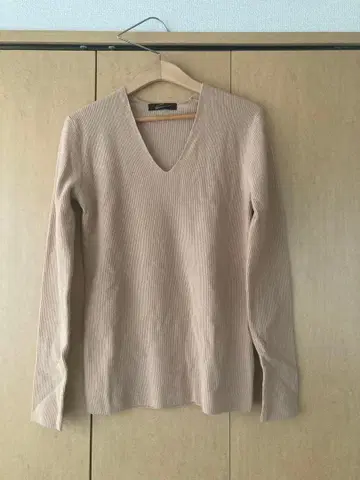 Stunning 베이지 V넥 긴팔 스웨터