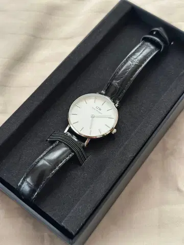 Daniel Wellington 가죽 손목시계
