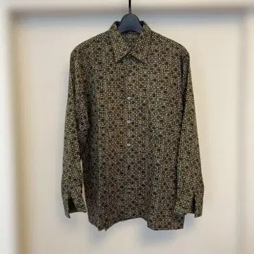 기하학 패턴 긴팔 셔츠 블랙과 베이지