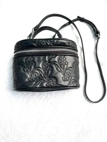 Cassini 자수 블랙 숄더백