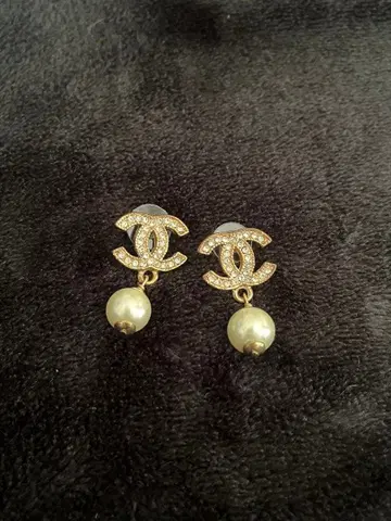 펄 장식 로고 귀걸이