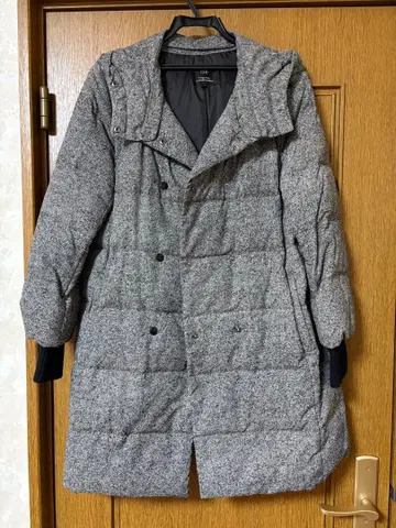 후드 부착 그레이 계열 롱 다운 자켓