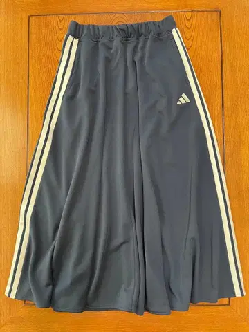 adidas 다크 그레이 플레어 스커트