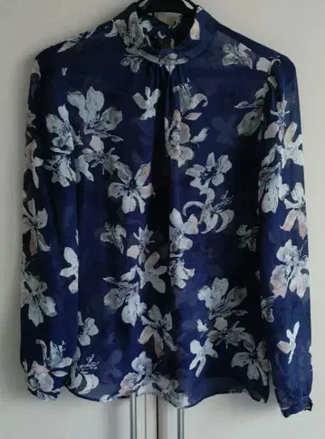 투모로우랜드 컬렉션 나이트 플라워 하이넥 개더 블라우스 실크 S