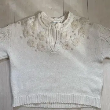 MOUSSY 꽃무늬 자수 화이트 니트 스웨터