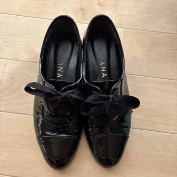 DIANA 블랙 에나멜 로퍼