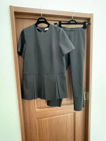 씨마리 cccmalie 반팔 플리츠 상의 슬림 팬츠 셋업