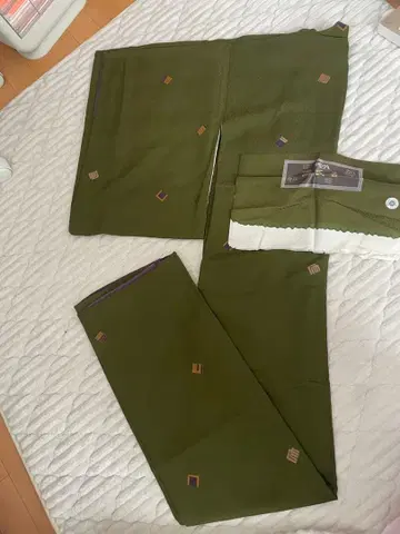 염색된 코몬 짙은 녹색