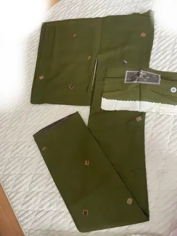 염색된 코몬 짙은 녹색