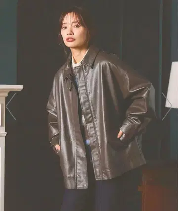 미스티우먼 인조 가죽 미들 블루종