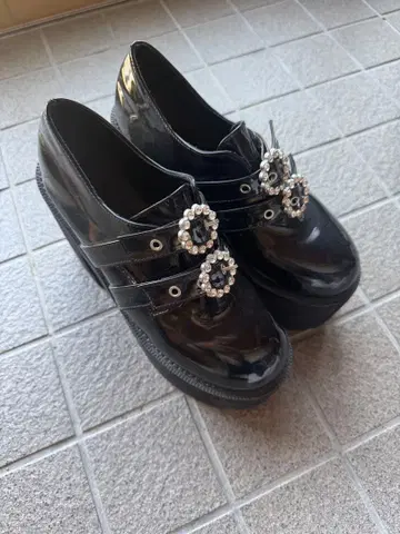 비쥬 모티브 포함 에나멜 로퍼