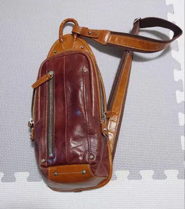 브라운 가죽 슬링 백