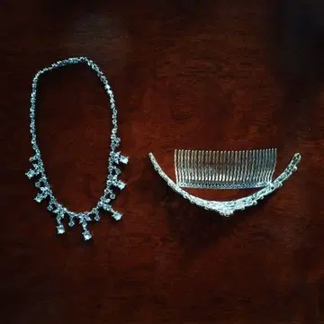 크리스탈 장식 목걸이와 티아라 세트