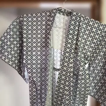 화이트 베이스에 블랙 기하학 패턴 유카타