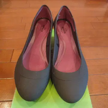 크록스 블랙 펌프스 로우힐