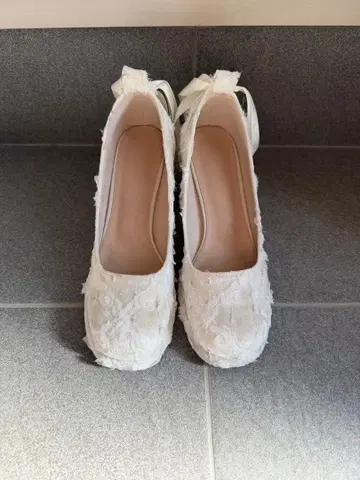 화이트 레이스 리본 중간 힐 펌프스
