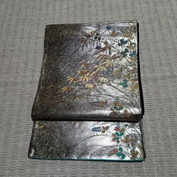 아름다운 자수의 은색 후쿠로 오비