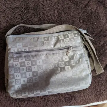 그레이 로고 프린트 숄더백