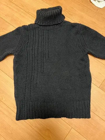 DKNY 다나카란 뉴욕 블랙 터틀넥 니트