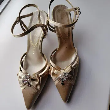 골드 새틴 리본 포함 하이힐 펌프스