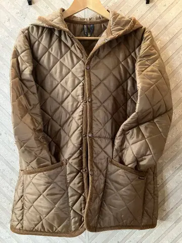 LAVENHAM 퀼팅 자켓 캐러멜 색상 후드 부착