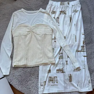 화이트 긴팔 상의와 프린트 스커트 세트 BEAMS Ray BREAMS