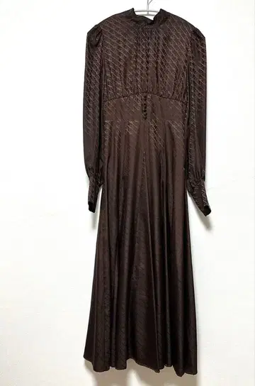 에이미 이스트 월 스탠드 카라 긴팔 원피스 브라운