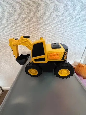 가동식 암이 달린 덤프트럭