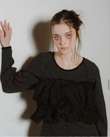 pinue 타프타 개더 뷔스티에 BLACK