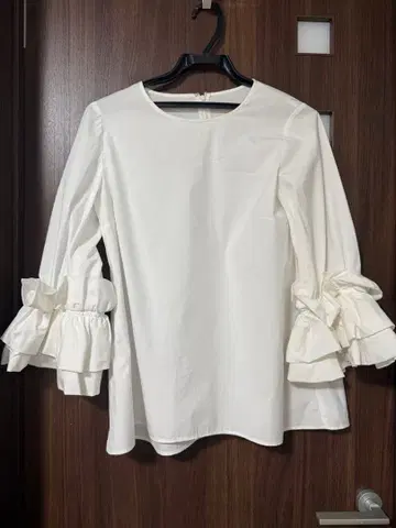 CELFORD 셀포드 프릴 소매 화이트 셔츠