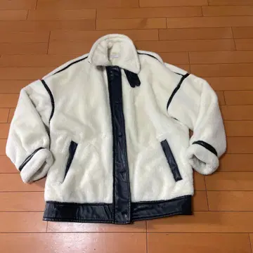 PAGEBOY 무스탕 코트 화이트/블랙 스탠드 카라