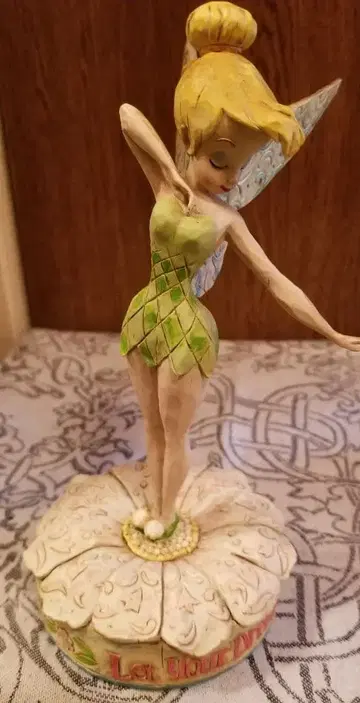 팅커벨 피규어 꽃 위