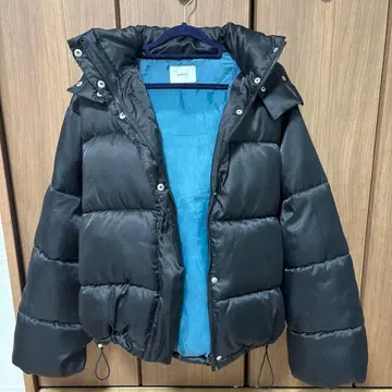 후드 부착 블랙 다운 자켓