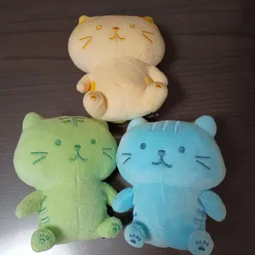 색이 다른 고양이 봉제 인형 3개